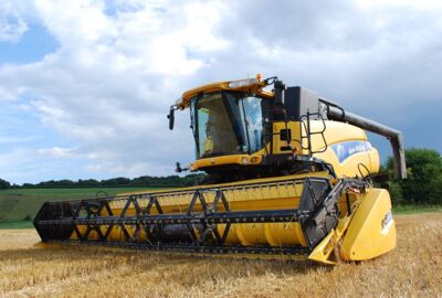 Schwere Landmaschine im Einsatz
